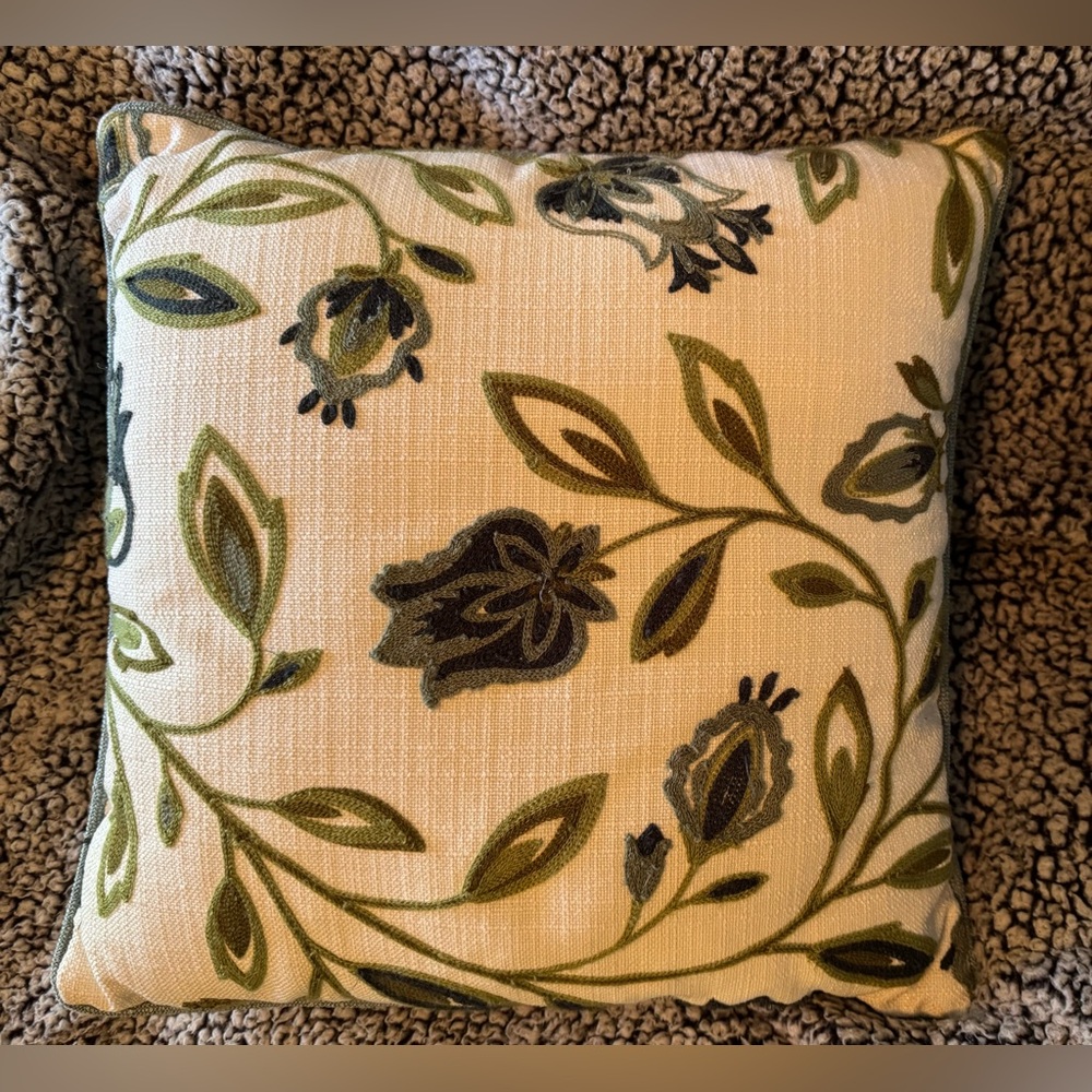 Two decorative pillows with green/blue tulip design. - Picture 5 of 5